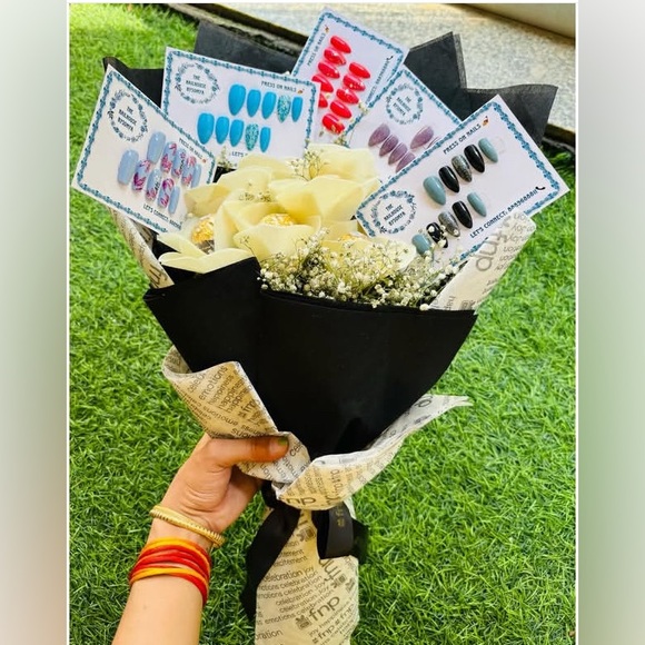 Black & Gold Press-On Nail Bouquet6 Nail Sets & RosesLuxe Gift for Her